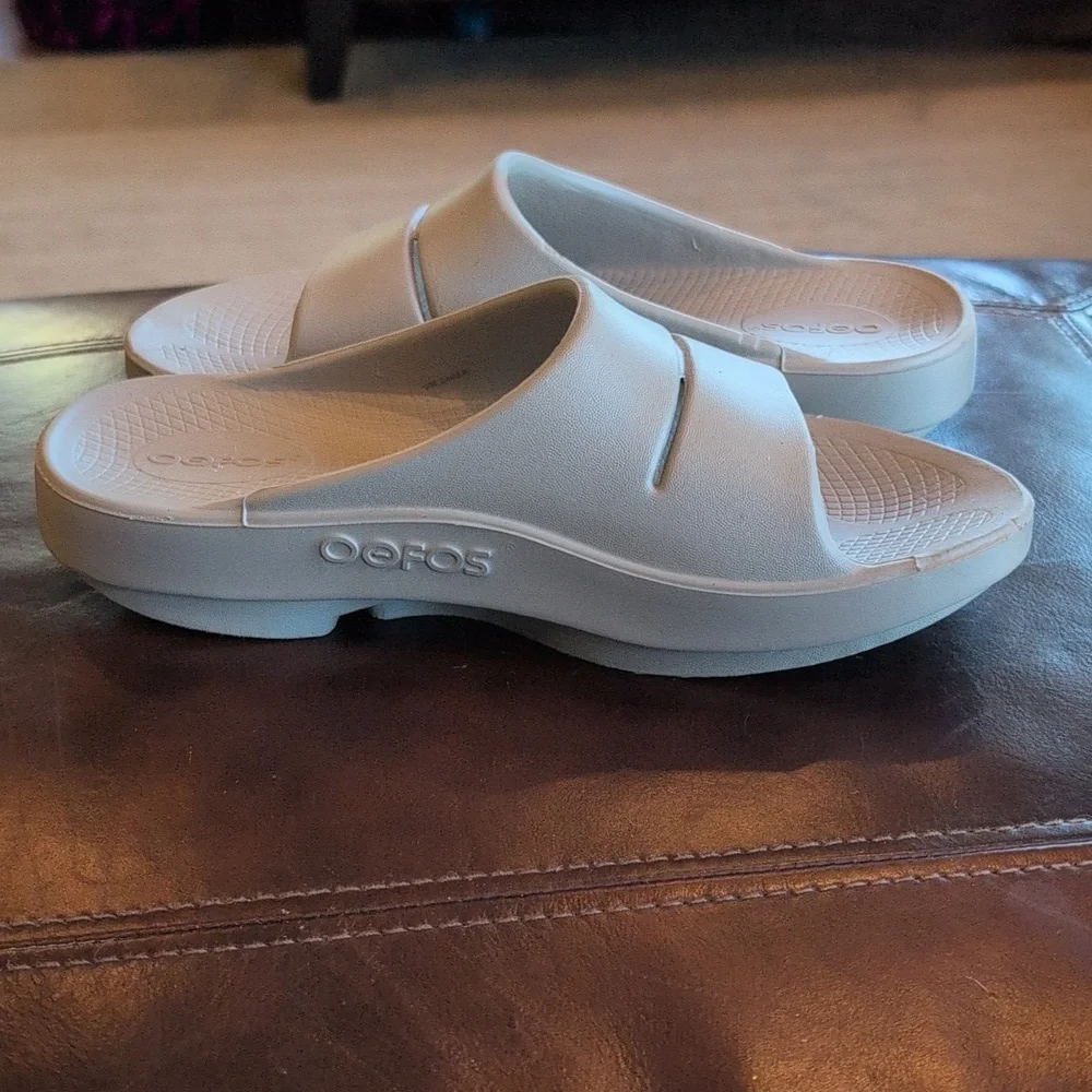 Oofos Grey Slides 7 - Picture 5 of 11